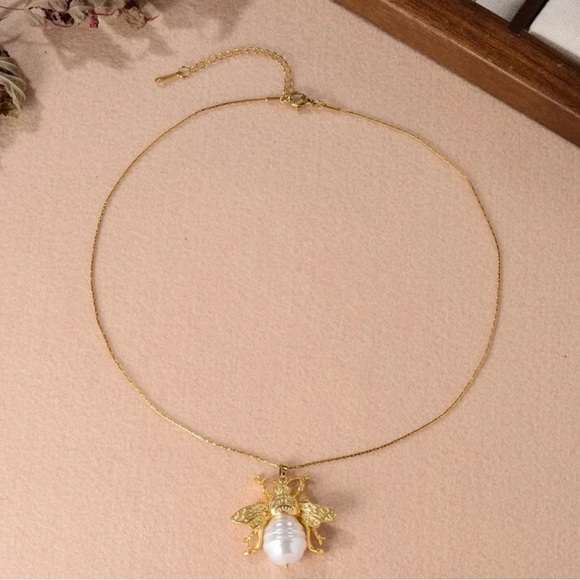 Pearl Abdomen Bee~ Striated Rippled Tomenta Bumblebee Honeybee 3D Steel Necklace - Picture 12 of 13